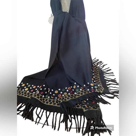 Beautiful soft wool full sized wrap/scarf with an intricate design 💝 - Picture 3 of 15